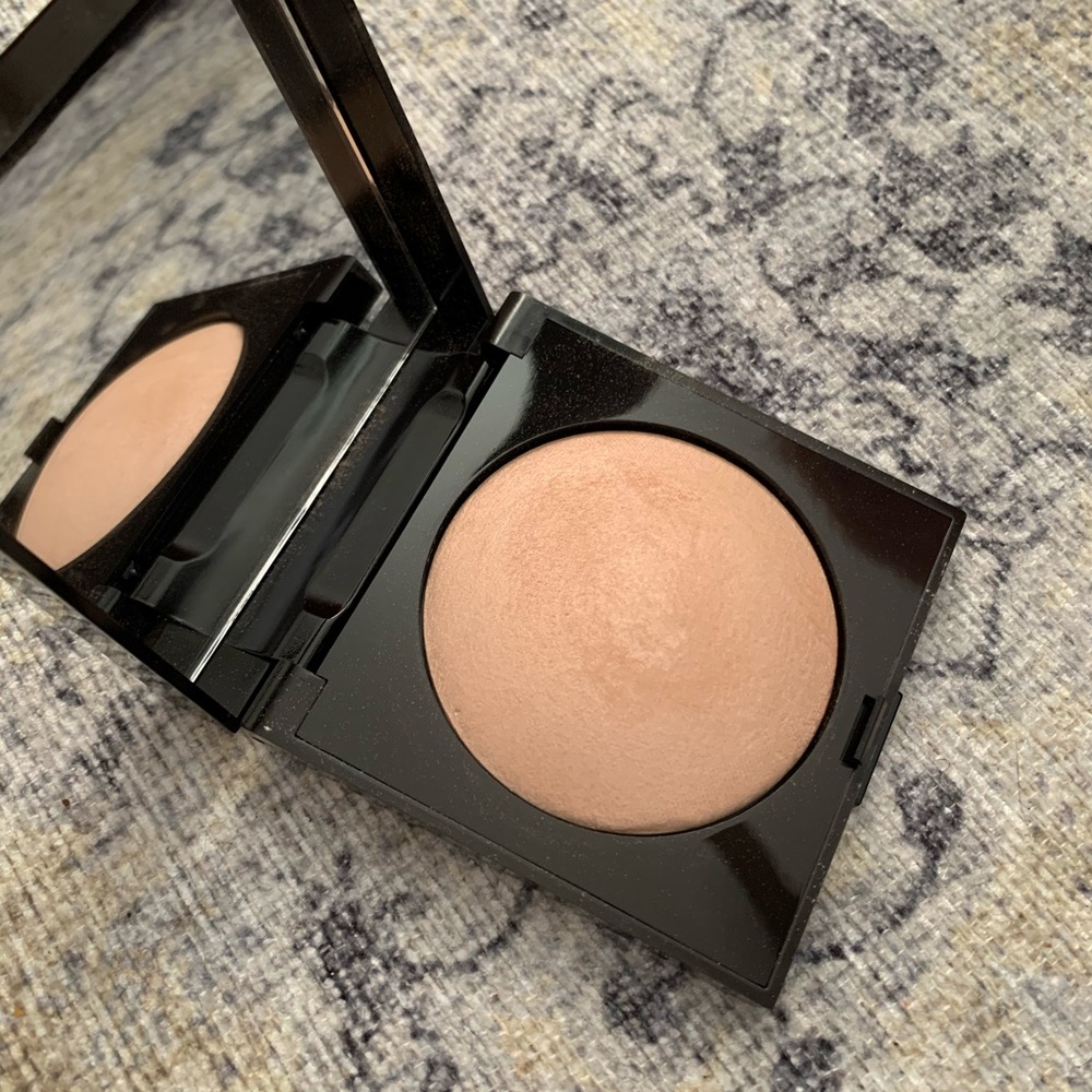 Laura Mercier: Matte Radiance Baked Powder